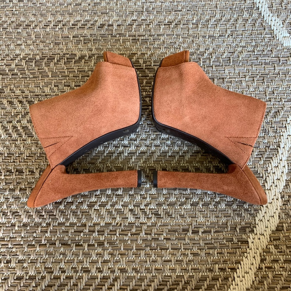 Jessica Simpson pumps